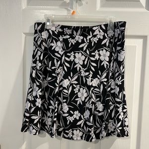 Susan Graver Size M Black/White Floral Printed Liquid Knit Pull-On Skort